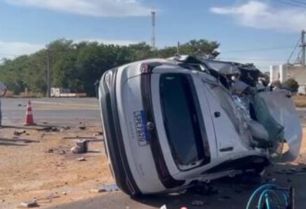 Médico morre e namorada fica ferida em acidente entre carro e carreta na MT-242