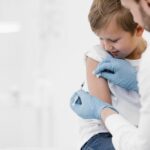 Entenda a importância da vacinação em cada fase da infância e seus benefícios para a saúde da criança medico-close-up-vacinando-crianca
