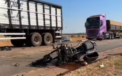 Sinop | Duas pessoas morrem e outras 2 ficam feridas em acidente entre motos, carretas e carro na BR-163