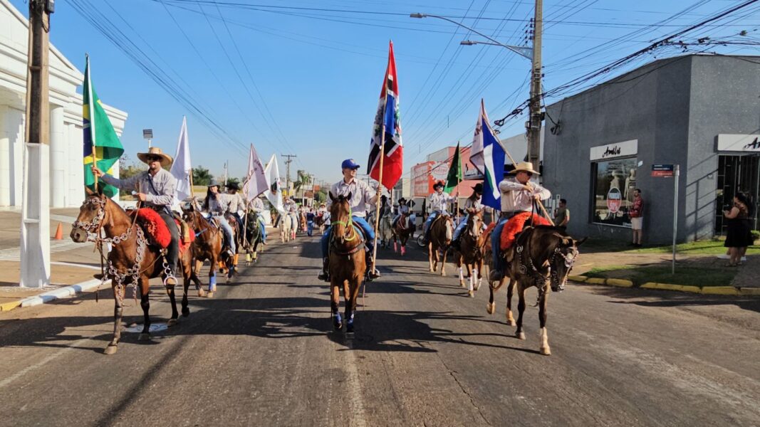 Rondonopolis | Com recorde de participantes a 37ª Cavalgada da Exposul levou milhares de pessoas às ruas