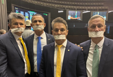 Coronel Assis e José Medeiros participam de ocupação da mesa da Câmara e pedem aprovação de anistia e impeachment de ministro
