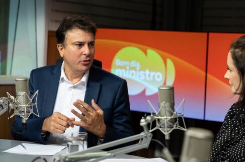 Camilo Santana anuncia duas novidades: o MEC Enem e o MEC Livros