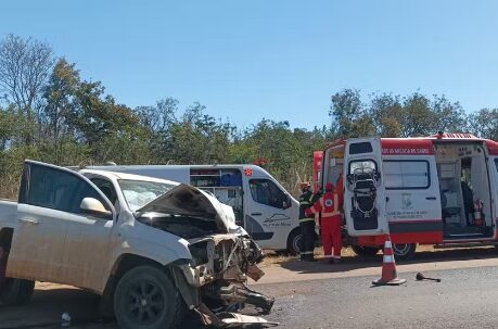 Poxoréu | Motorista e criança morrem e três pessoas ficam feridas após batida entre carro e caminhonete na MT-130