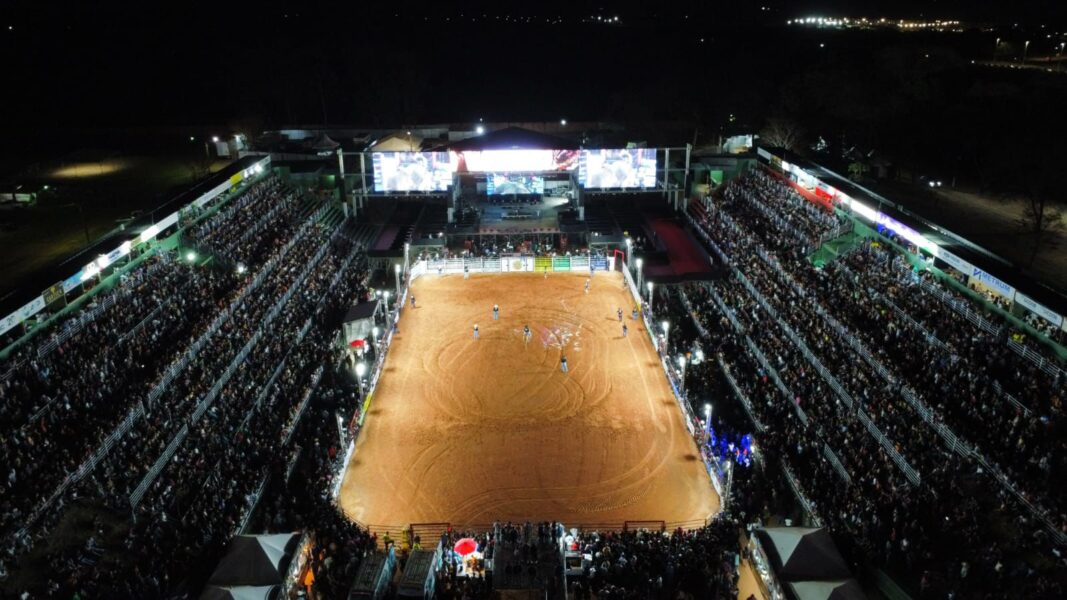 Com arena lotada o público prestigia a abertura do rodeio da 51ª Exposul