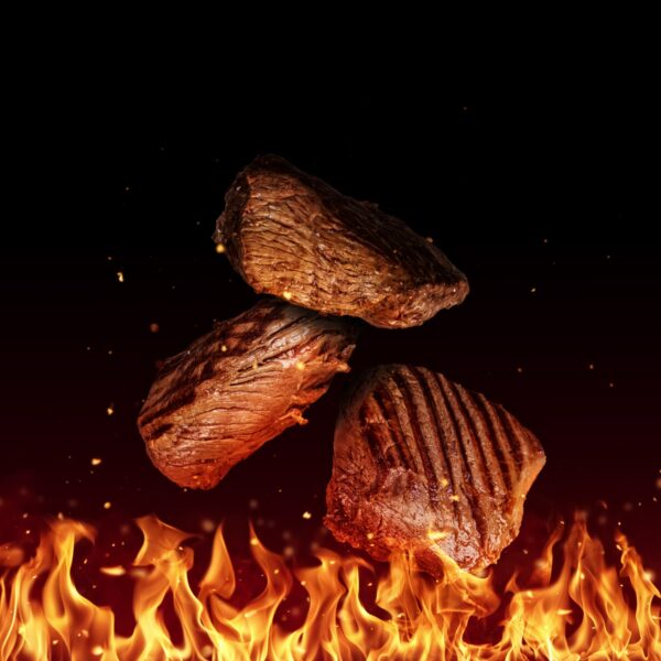 Fogo de chão pantaneiro e boi no rolete estarão entre as estações de carnes apresentadas no Festival Rústico 2025