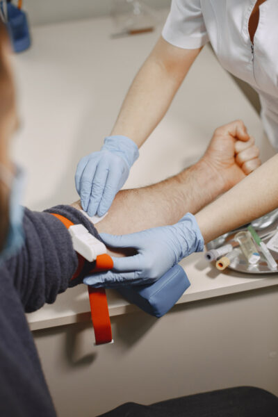 Tirou sangue e ficou com hematoma no braço? Entenda os motivos  