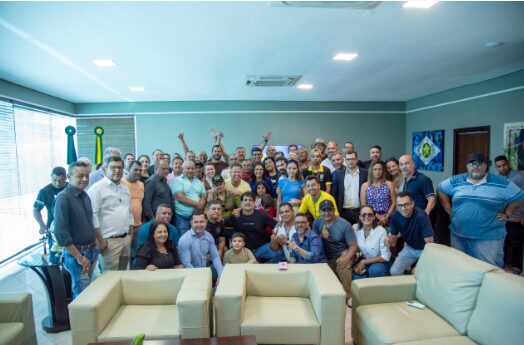 Cláudio Ferreira recebe comunidade da Vila Operária em seu gabinete
