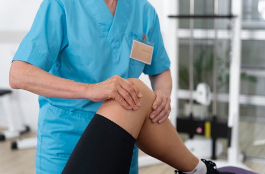 Lesão no joelho? Entenda como a fisioterapia auxilia na recuperação pós-cirurgia