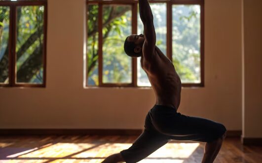 Yoga e saúde masculina: Uma prática que atravessa gerações