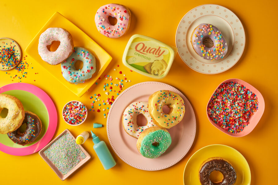 Receitas de Donuts com Cobertura Colorida e uma Cuca de Doce de Leite com Banana