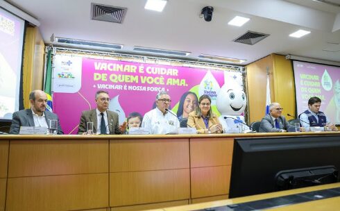 Governo do Brasil lança campanha para vacinar crianças e adolescentes de até 15 anos