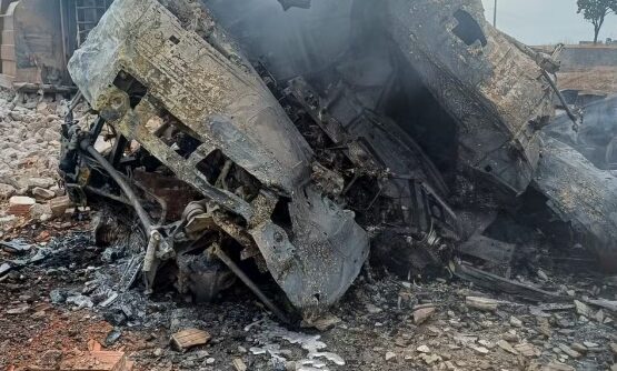 Caminhoneiro morre após veículo carregado de pedra sair da pista e pegar fogo
