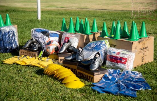 Entrega de materiais esportivos serve de incentivo ao esporte de base em Rondonópolis