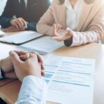 Rondonopolitanos poderão entregar currículos para empresas em Dia S do Senac Business, job interview concept.
