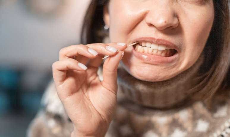 Palito de dente faz mal? Especialista alerta para os riscos à saúde bucal