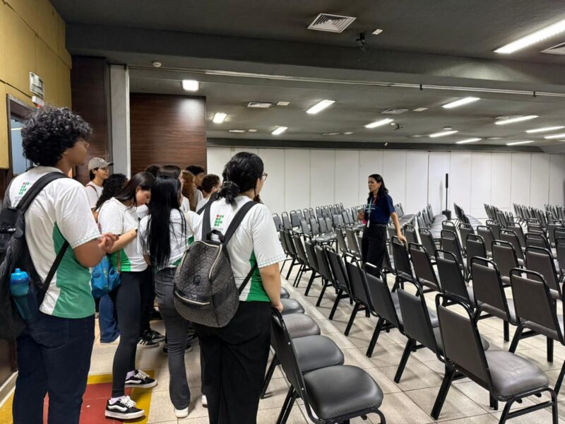 Alunos do IFMT realizam visita técnica e recebem aula prática sobre eventos no CEP