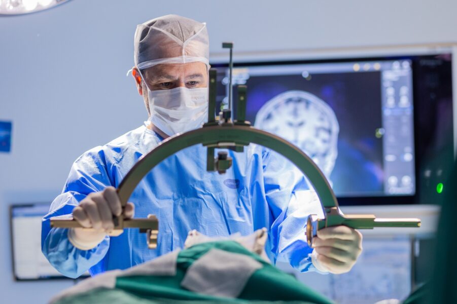 Hospital Moinhos de Vento realiza cirurgia inédita no país para tratamento de Parkinson à distância