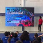 Estudantes da Escola Nagib Saad durante apresentação da ideia voltada para o turismo local