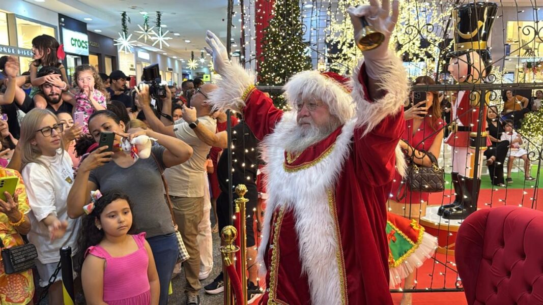 Chegada do Papai Noel atrai centenas de famílias ao Rondon Plaza