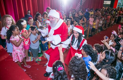 Chegada do Papai Noel abre programação natalina com música, inclusão e encanto em Várzea Grande