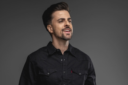 Rodrigo Fernandes se apresenta no show especial de Zezé Di Camargo & Luciano em Cuiabá 