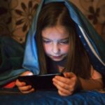Uso excessivo de telas impactam o desenvolvimento infantil - Imagem Freepik