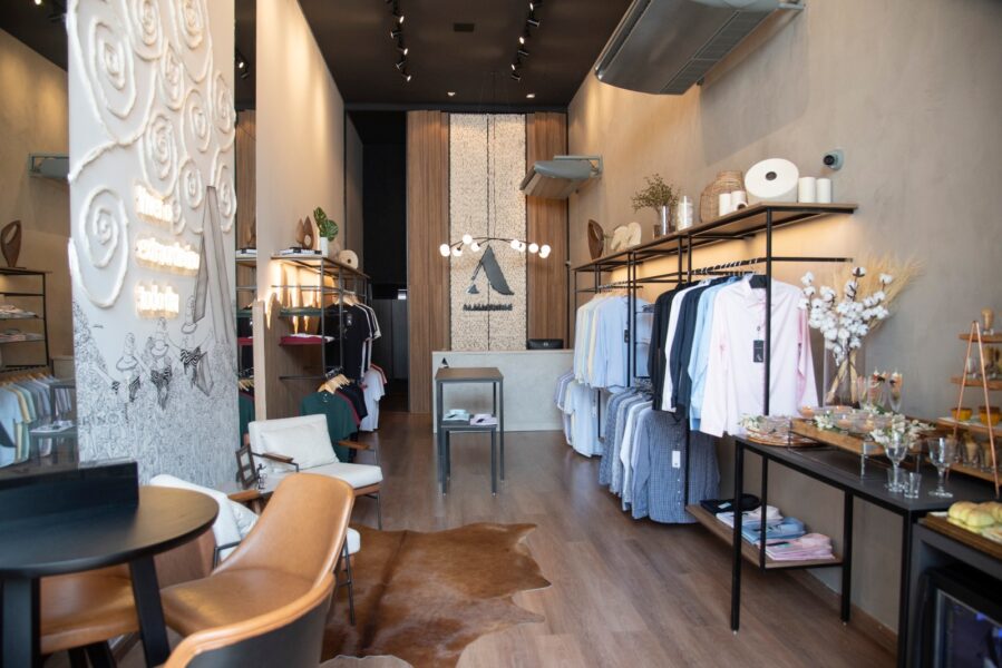 Empresa de vestuário mede, informa e compensa o impacto climático das peças que produz