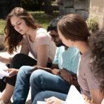 colegas-estudando-juntos-na-frente-da-faculdade-antes-de-um-exame
