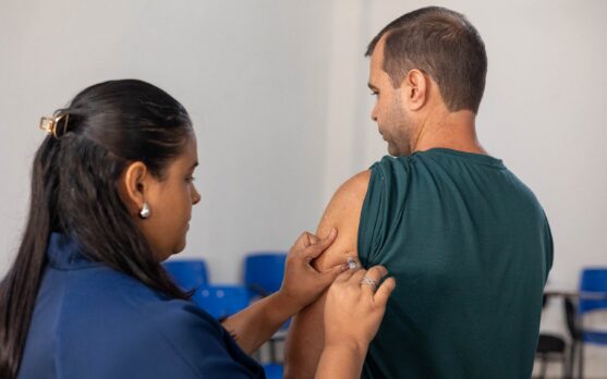 Rondonópolis | Servidores da Secretaria de Saúde são imunizados contra o sarampo