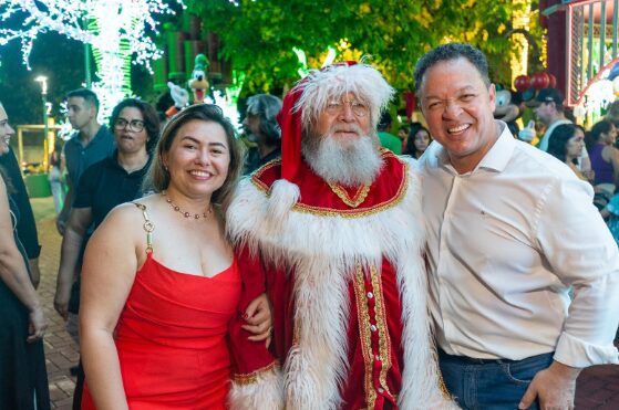 Papai Noel recebe famílias todos os dias na Vila do Natal em Rondonópolis