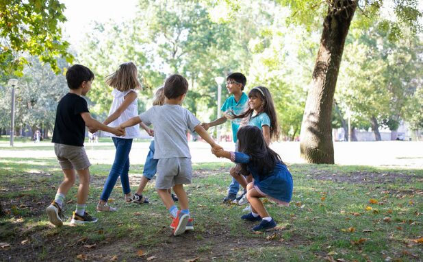 Férias: 10 brincadeiras simples e educativas para fortalecer o vínculo familiar