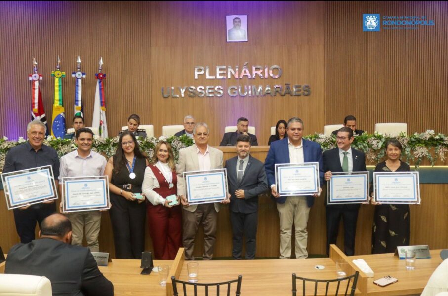 Vereador Dr. José Felipe presta homenagens a personalidades em sessão solene da Câmara