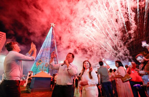 Rondonópolis ganha árvore de Natal gigante em led na Avenida Lions