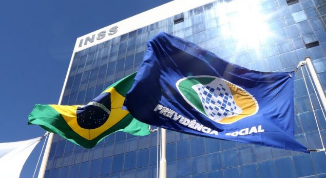 Presidente Lula sanciona lei que proíbe descontos associativos pelo INSS