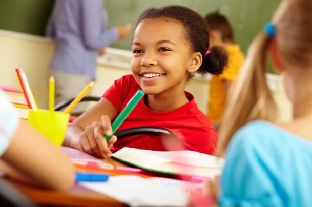 Manhã ou tarde? Veja prós e contras do horário de estudo do seu filho