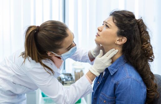 Cansaço constante e queda de cabelo podem ser sinais de disfunção na tireoide 