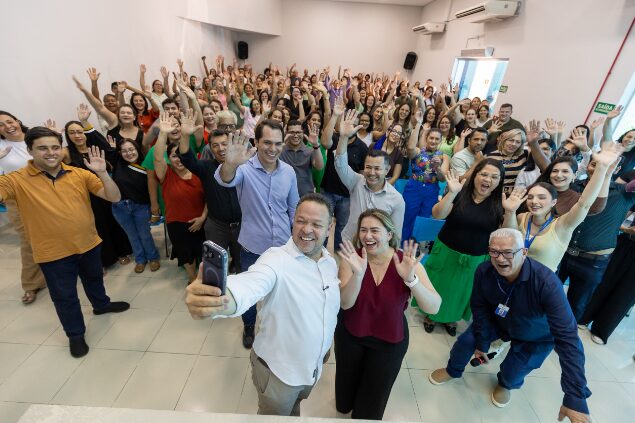 Prefeito Cláudio Ferreira empossa 75 novos professores para rede municipal