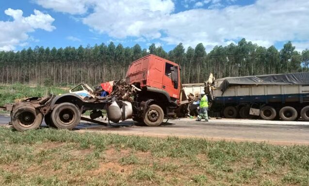 Rondonópolis | Acidente entre moto e carretas deixa 2 mortos e 5 feridos na BR-163