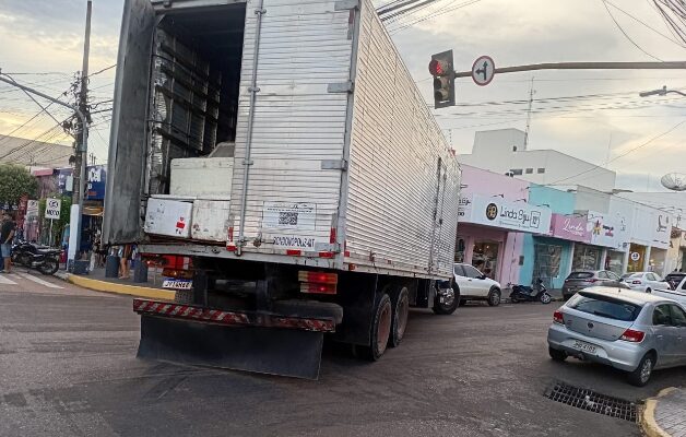 Rondonópolis | Semob reforça proibição da circulação de caminhões em vias do centro da cidade