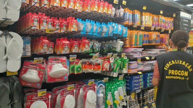 Rondonópolis | Ação do Procon apreende mais de 280 produtos em supermercado de Rondonópolis