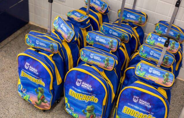 Rondonópolis | Alunos da rede municipal recebem kits escolares completos de materiais, livros e uniformes