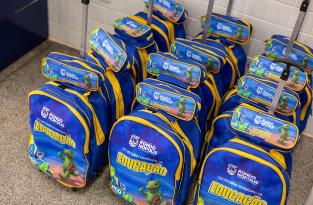 Rondonópolis | Alunos da rede municipal recebem kits escolares completos de materiais, livros e uniformes
