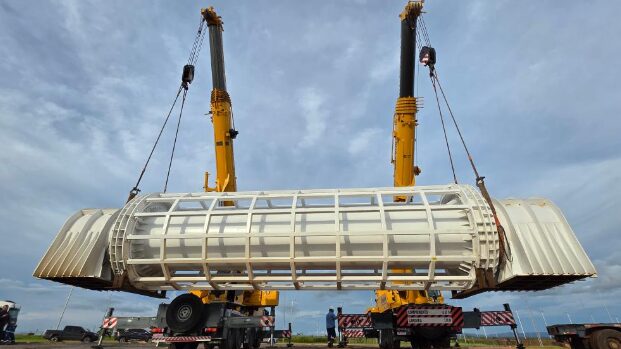 Com mais de 70 toneladas, eixo da roda-gigante chega ao Parque Novo Mato Grosso