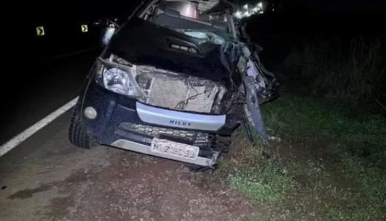 Motorista de 86 anos morre após bater caminhonete contra caminhão em rodovia