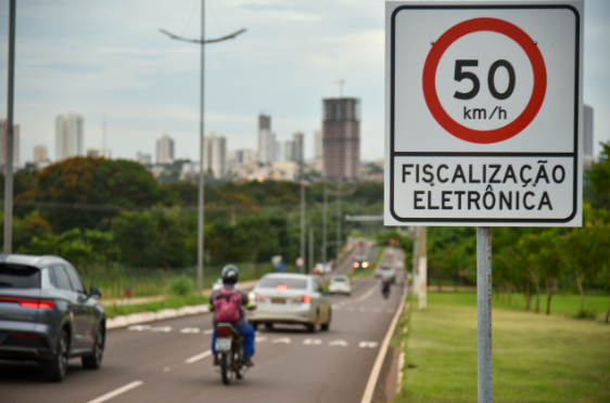 Locais com fiscalização eletrônica em Rondonópolis estão sinalizados e identificados