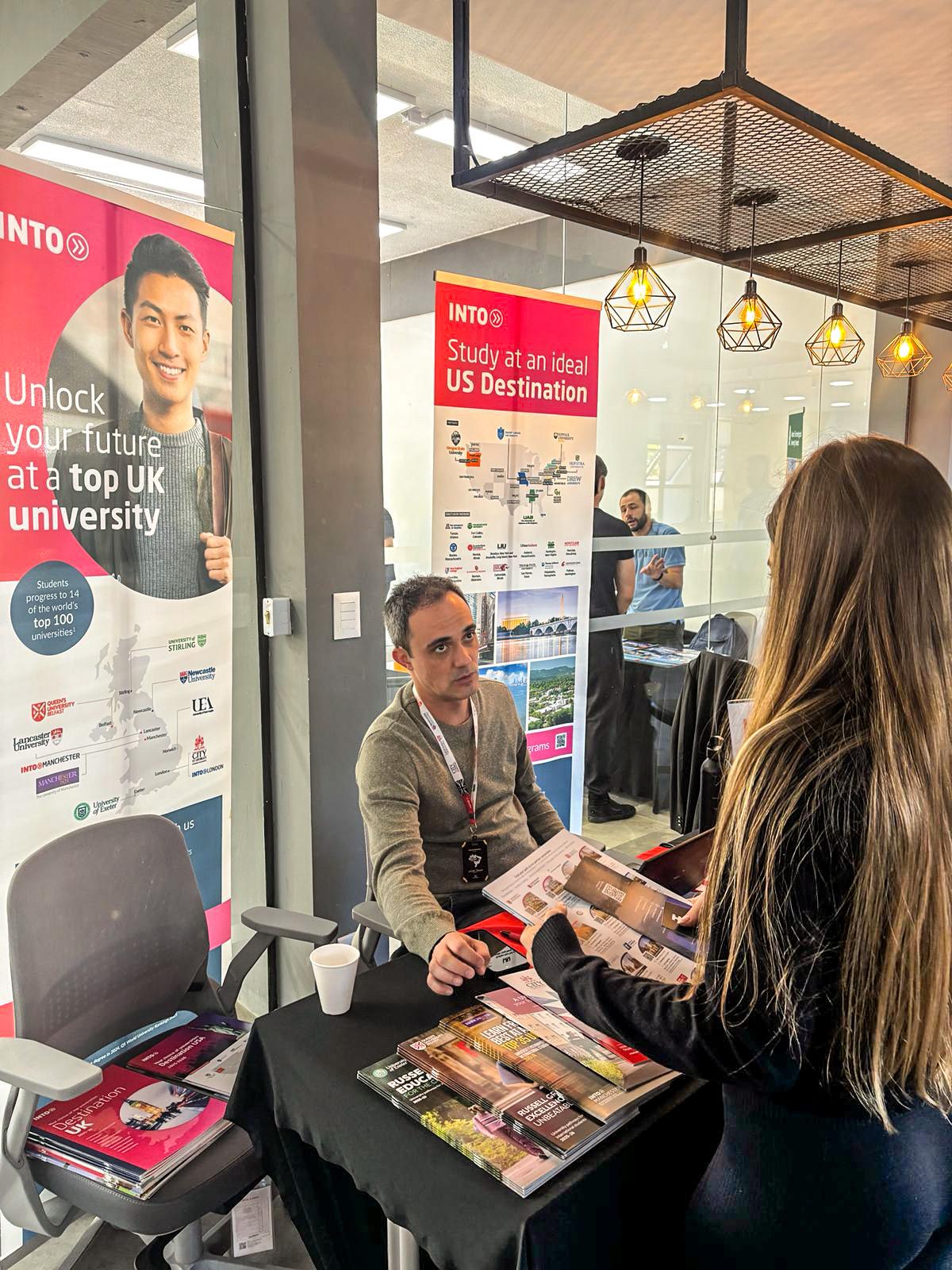 Feira internacional em Cuiabá conecta estudantes a 100 universidades estrangeiras