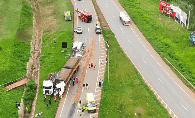 Acidente entre três caminhões deixa um morto e um ferido na BR-163 em Sorriso