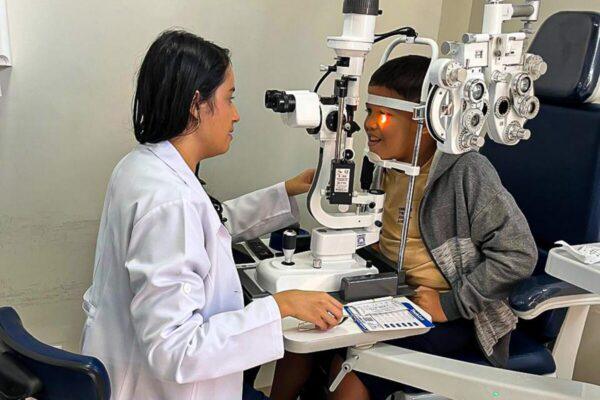 Atendimento oftalmológico nas escolas reforça compromisso com a saúde e a aprendizagem em Cáceres