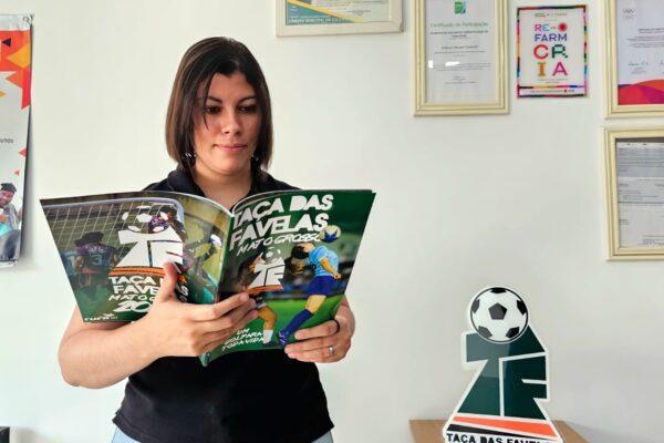 Cufa MT entrega álbum de figurinhas da Taça das Favelas em Mato Grosso