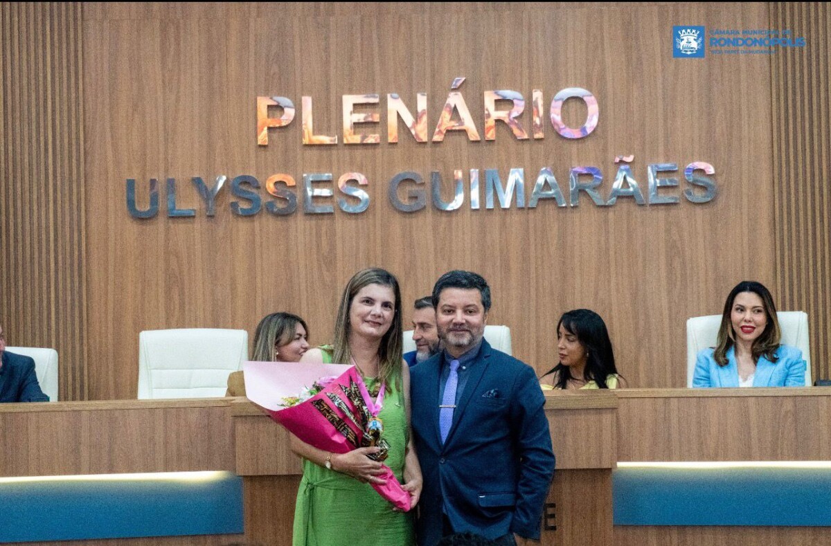 Reitora da UFR recebe Medalha Rosa Bororo em sessão solene da Câmara